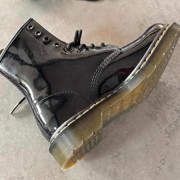 PATENT LEATHER Boots! HOT- Dr Martens. Rare to find in Patent Black - Picture 4 of 10